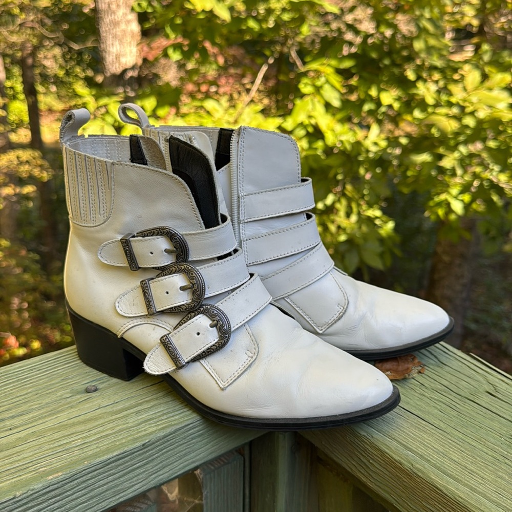 Steve Madden white western booties size 6 1/2